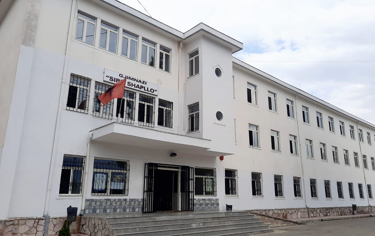 Gjirokastër/ Nxënësi hidhet nga dritarja në gjimnazin ‘Siri Shapllo’