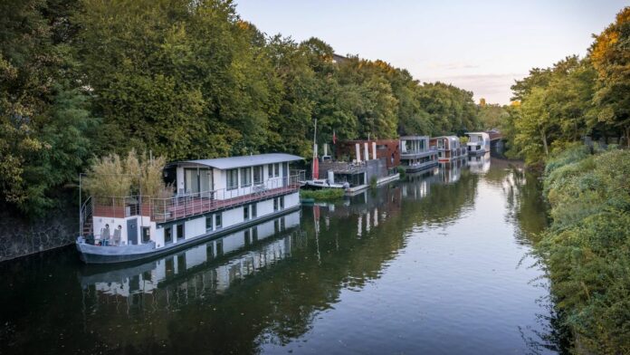 1746634158_news_image_image.gala_.de24367134tauv4w1440r1.7778hausbootehamburg.jpg.jpeg
