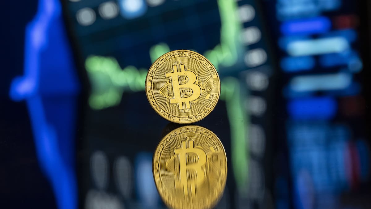 Cryptos në Upswing: Bitcoin plas 100,000 dollarë marka, Ethereum Course Explodes