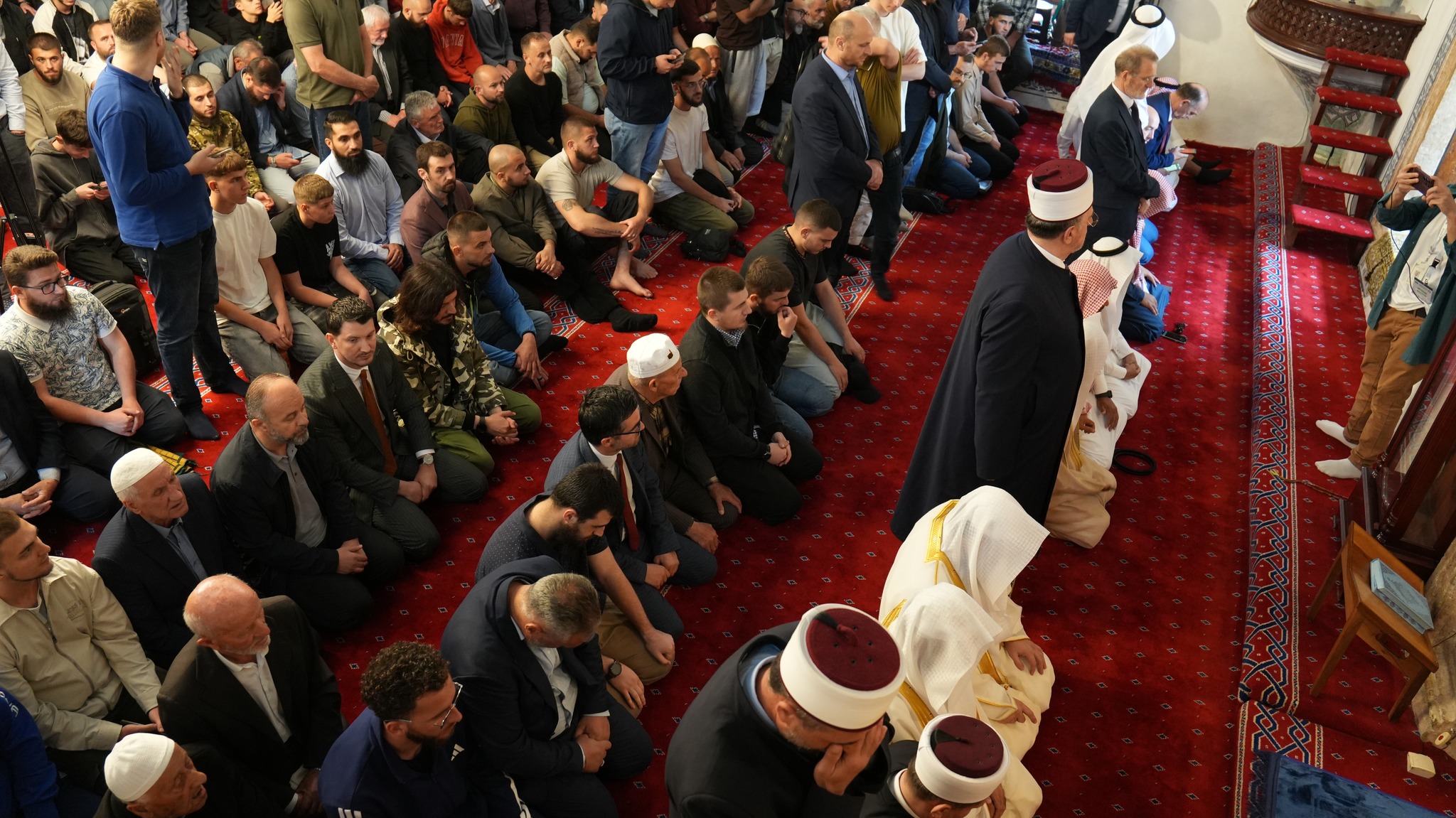 Imami i Qabesë fal namazin në Xhaminë e Madhe në Prishtinë, BIK publikon pamje