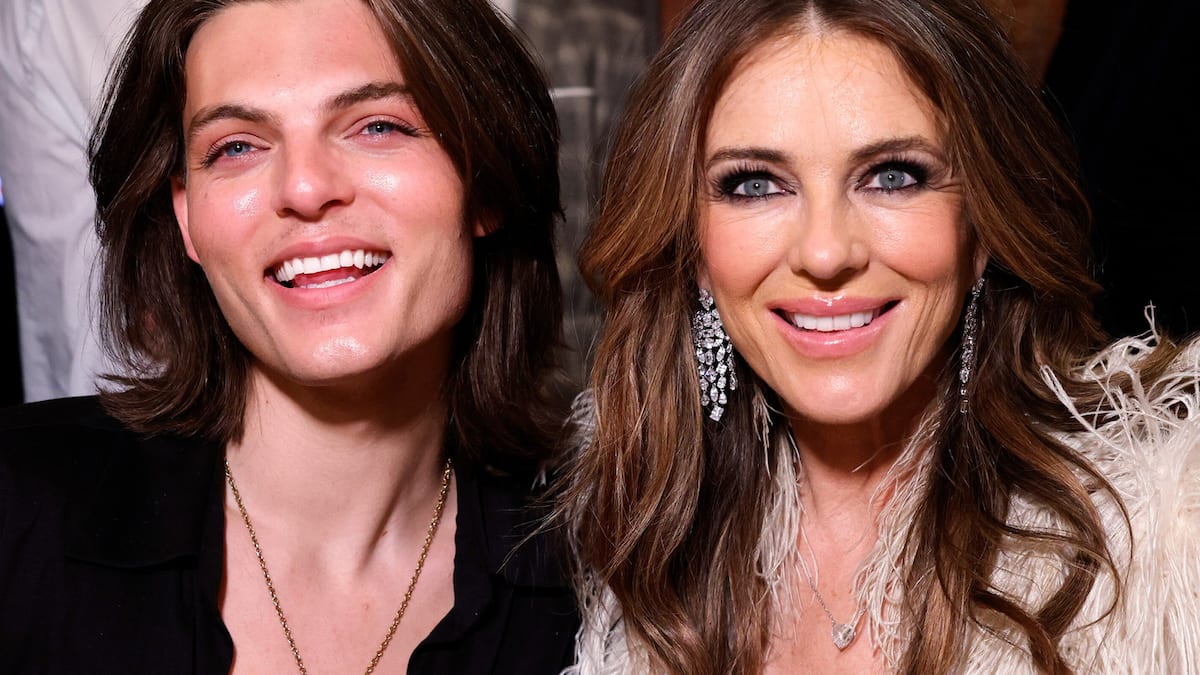 Liz Hurley enchants me djalin Damian në Düsseldorf