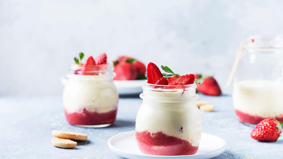 Ëmbëlsirë e shijshme: luleshtrydhe tiramisu në gotë për të imituar