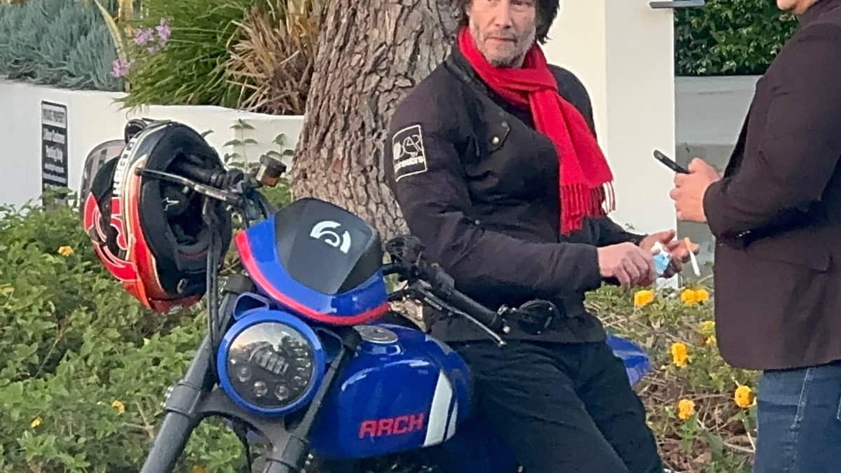 Keanu Reeves: Në biçikletën e tij për dokumentarin “John Wick”