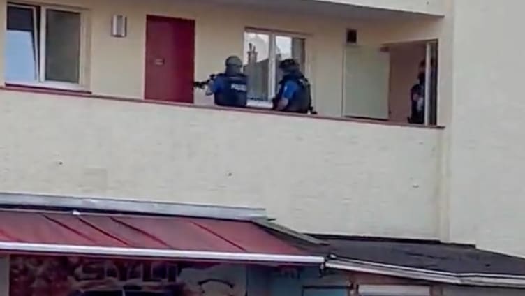 Angazhimi i konfirmuar i policisë – Sfondi ende i paqartë: oficerët e policisë ndryshojnë ndërtesat e banimit në Neuenhof AG