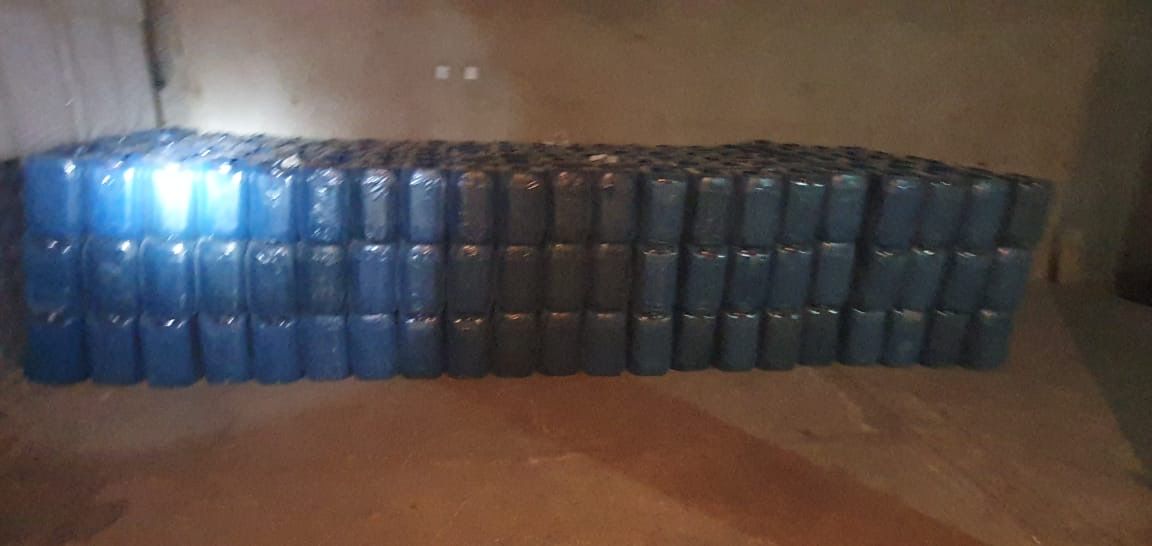 Policia e Kosovës godet rrjetin e kontrabandës – Sekuestrohen mbi 7 tonë vajra motorike me prejardhje të dyshuar nga Irani
