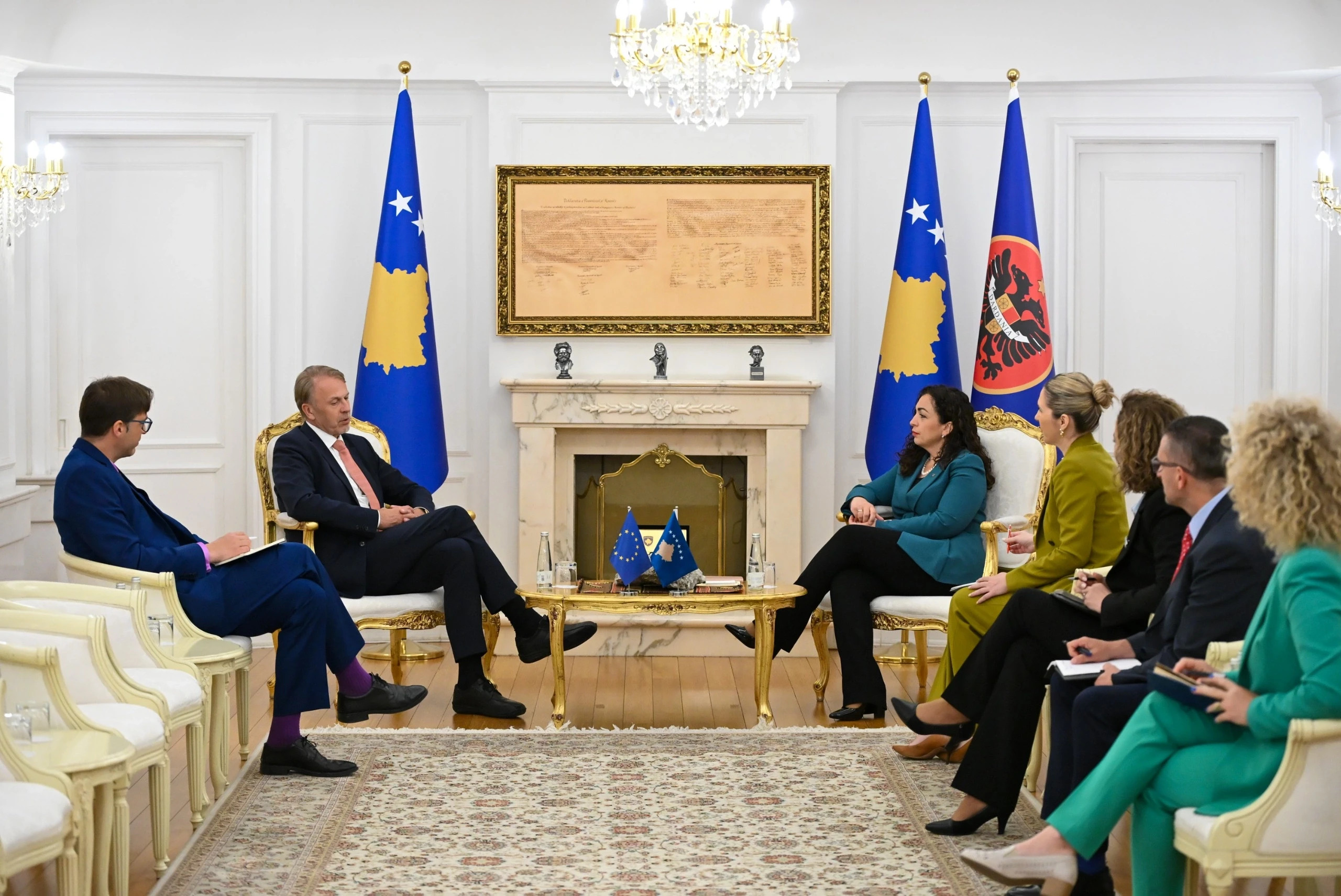 Osmani e informon Oravin për takimin konsultativ të planifikuara me liderët e partive politike