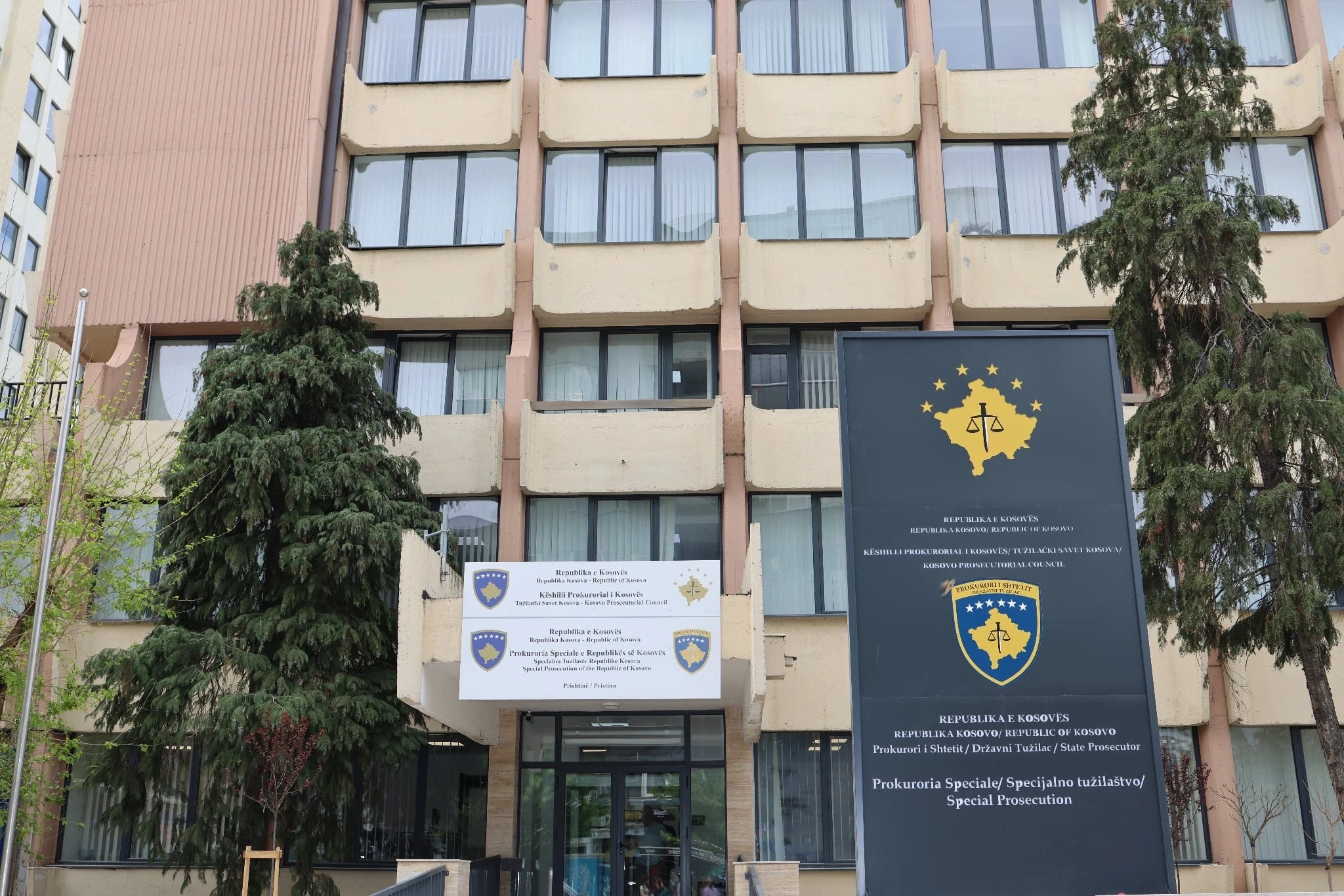 Arrestohet një serb nën dyshime për krime lufte në Zveçan