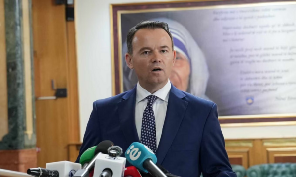 Peci: Në vazhdimësi po bëjmë përpjekje për zhbllokim të situatës, “po marrim pjesë në seancë”