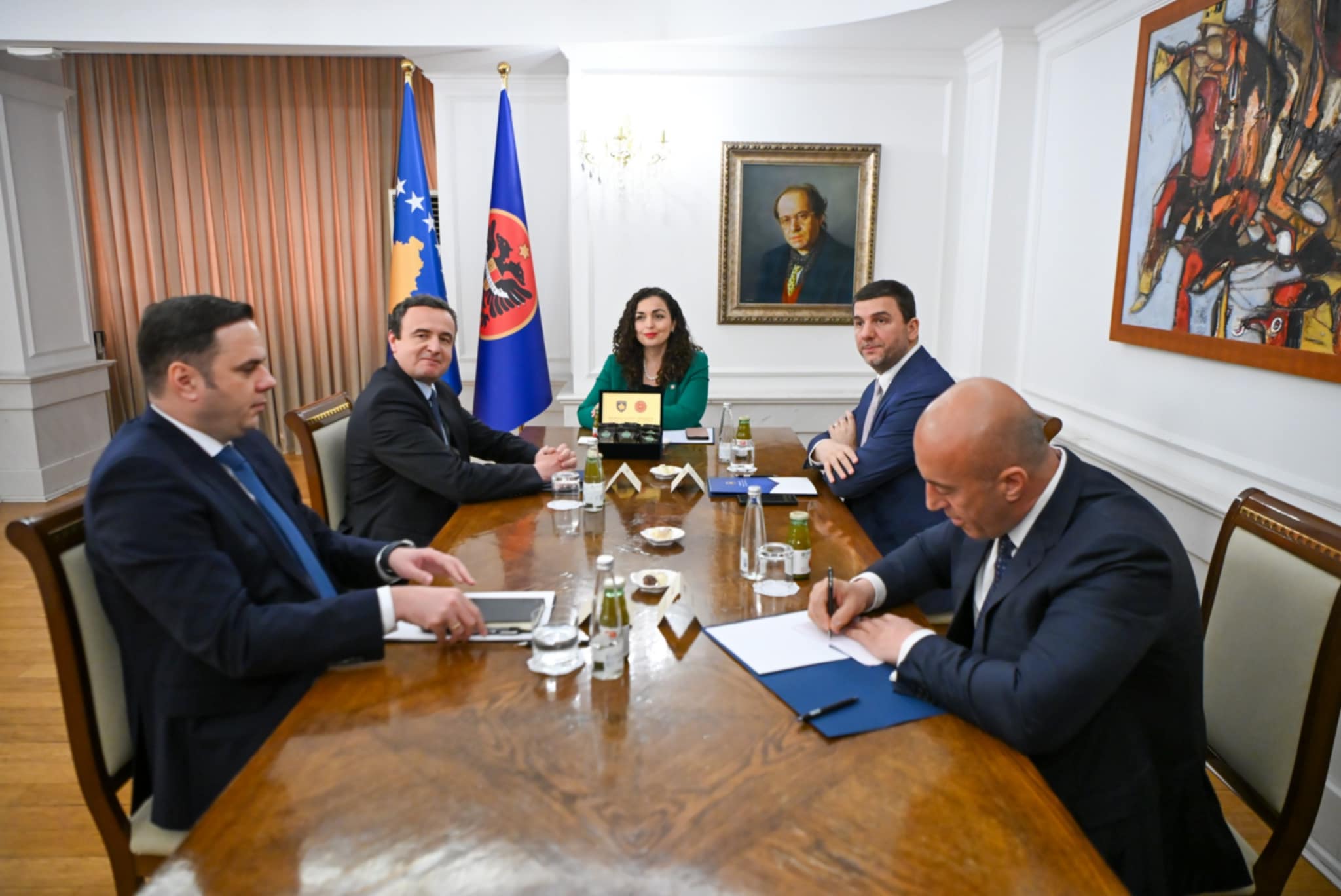 Liderët partiakë në zyrën e Presidentes Osmani, dalin pamjet brenda takimit