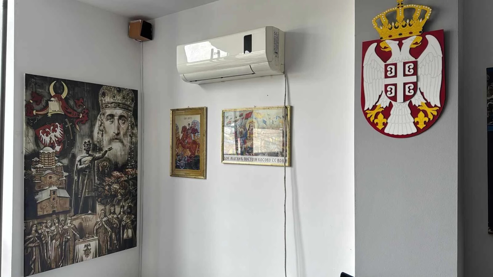 Simbolet që u gjetën në objektet ku vepronin strukturat paralele serbe që u mbyllen dje