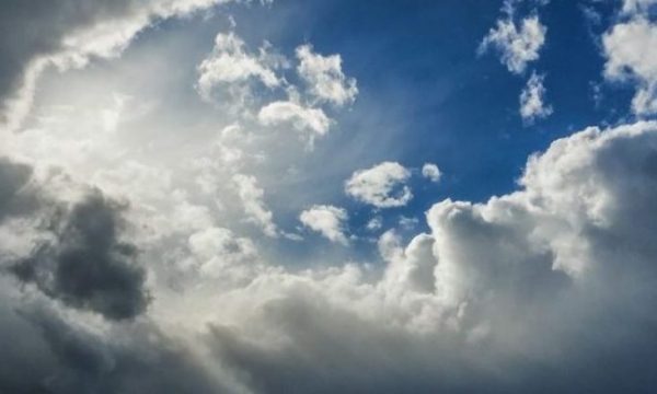 Intervale me diell e vranësira sot, nesër temperaturat shkojnë deri në 20 gradë