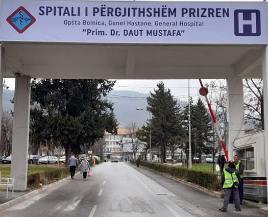 Një e mitur përfundon në spital, i ra shenja e komunikacionit që e goditi një person me rimorkio