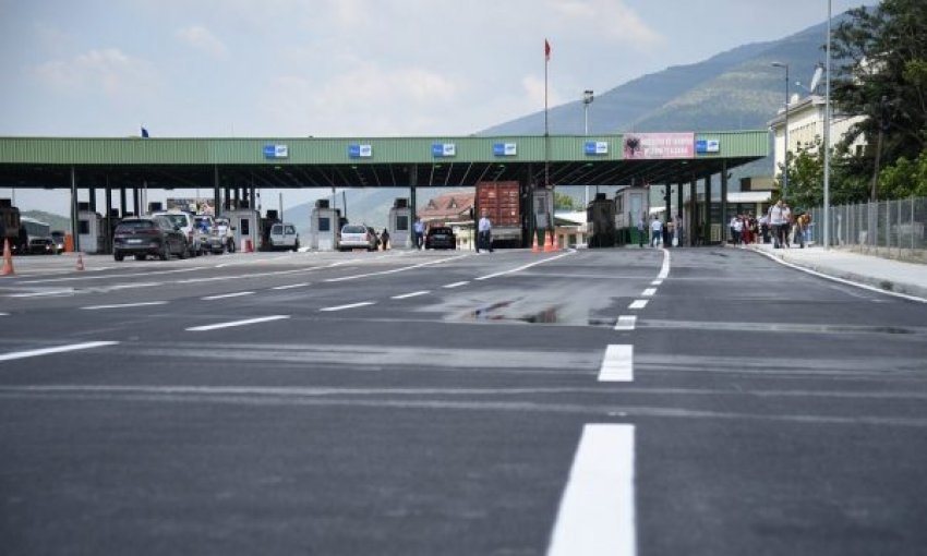 Tentuan t’i korruptojnë policët në Vërmicë me 10 euro, arrestohen dy persona