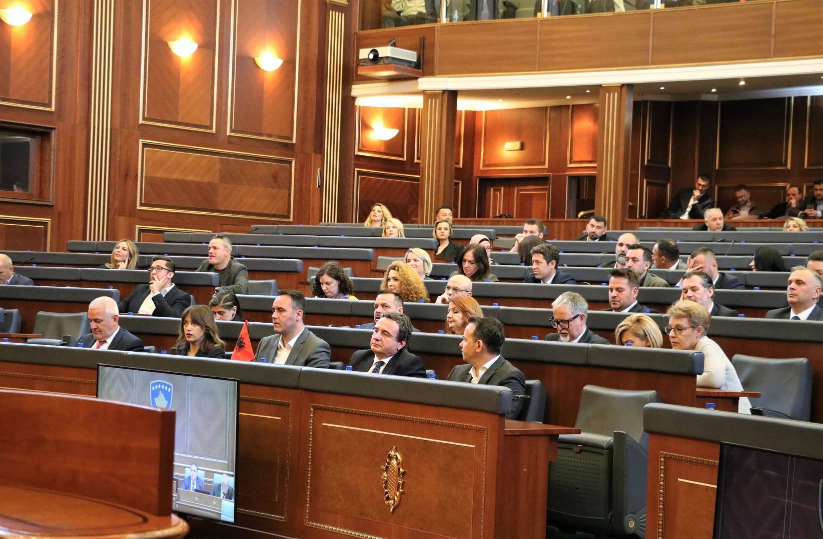 Një muaj nga betimi i deputetëve, seanca e re e Kuvendit të hënën, pa shenja zhbllokimi
