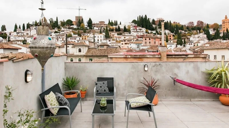 Spanja bllokon mbi 65,000 prona të listuara për qira në Airbnb