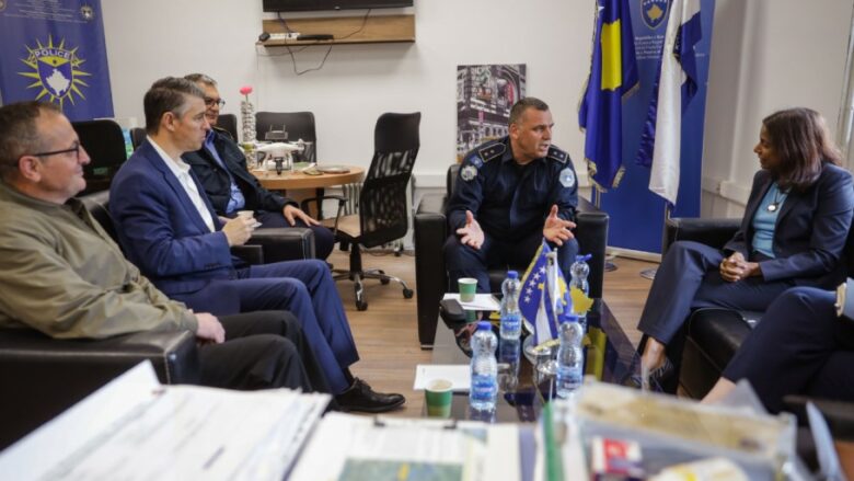 Ambasadorja amerikane viziton veriun: Qeveria e Kosovës ka përgjegjësi të garantojë paqen për qytetarët