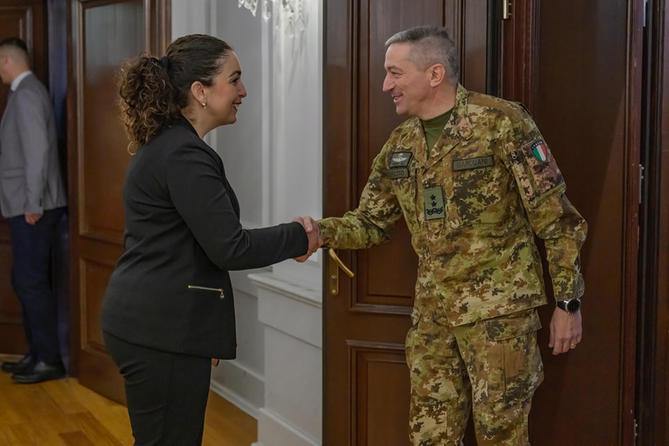 Komandanti i KFOR’it shpreson për zhbllokim të shpejt të ngërçit politik, detaje nga takimi me Osmanin