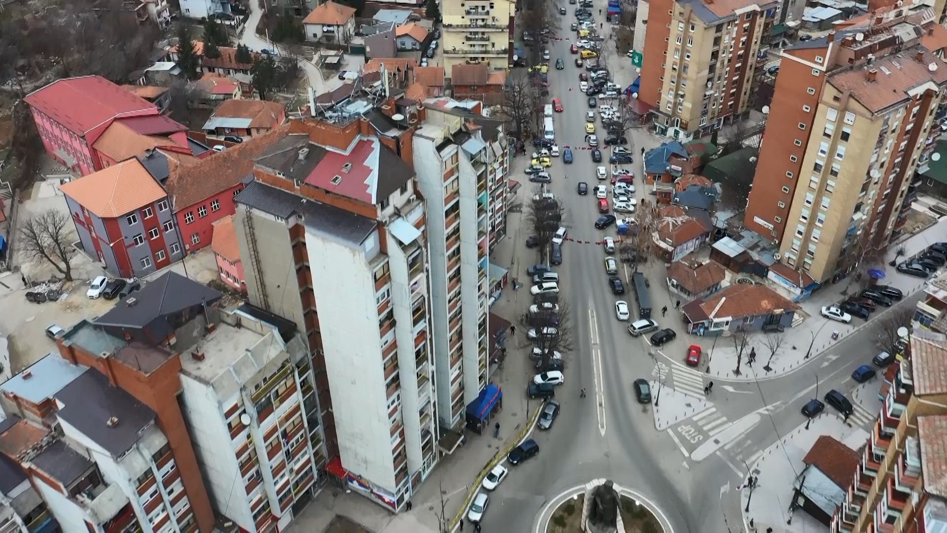 Policia e Kosovës asiston zyrtarët e Ibër-Lepencit në veri për mbylljen e një institucioni paralel