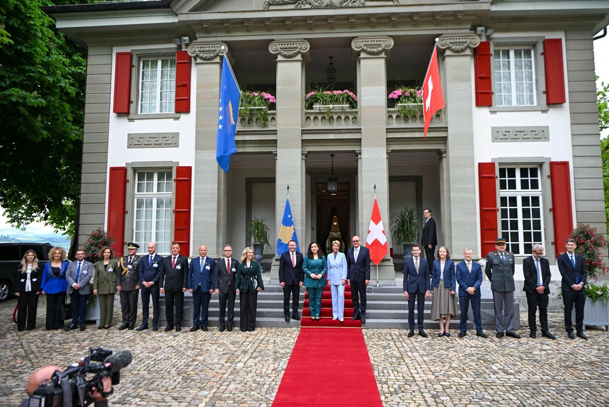 Osmani nis vizitën në Zvicër, pritet nga presidentja zvicerane Keller-Sutter