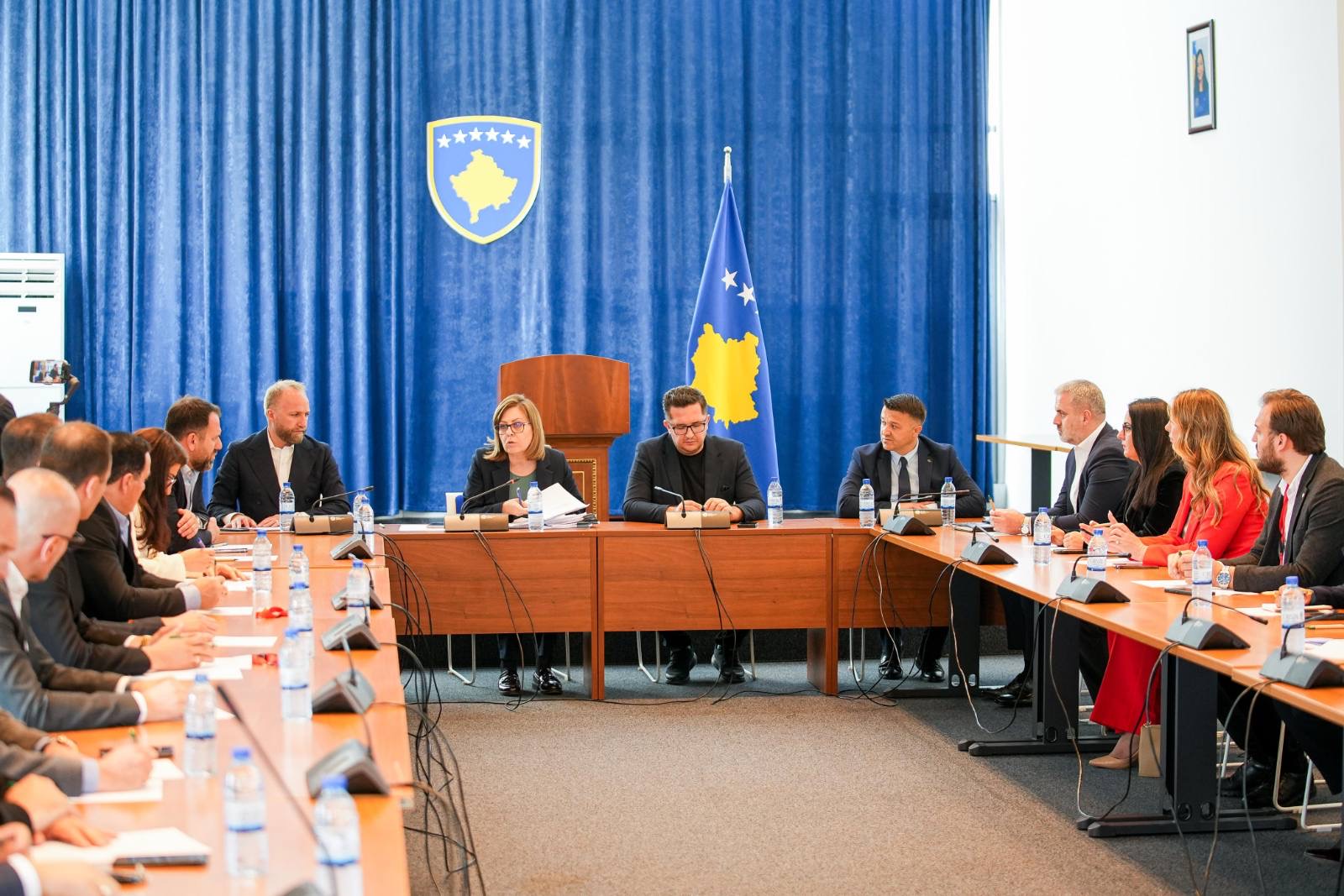 Partitë takohen me bizneset dhe KESCO’n, akuzojnë ZRRE dhe AKK për ‘‘servilizëm’’ ndaj Qeverisë