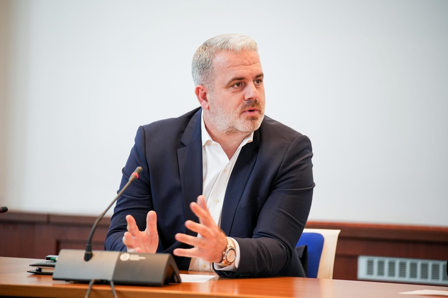 Azemi në takimin për krizën energjetike: Munguan ZRrE dhe AKK – kërkojmë anulim ose shtyrje të vendimit për largimin e bizneseve nga tregu i rregulluar
