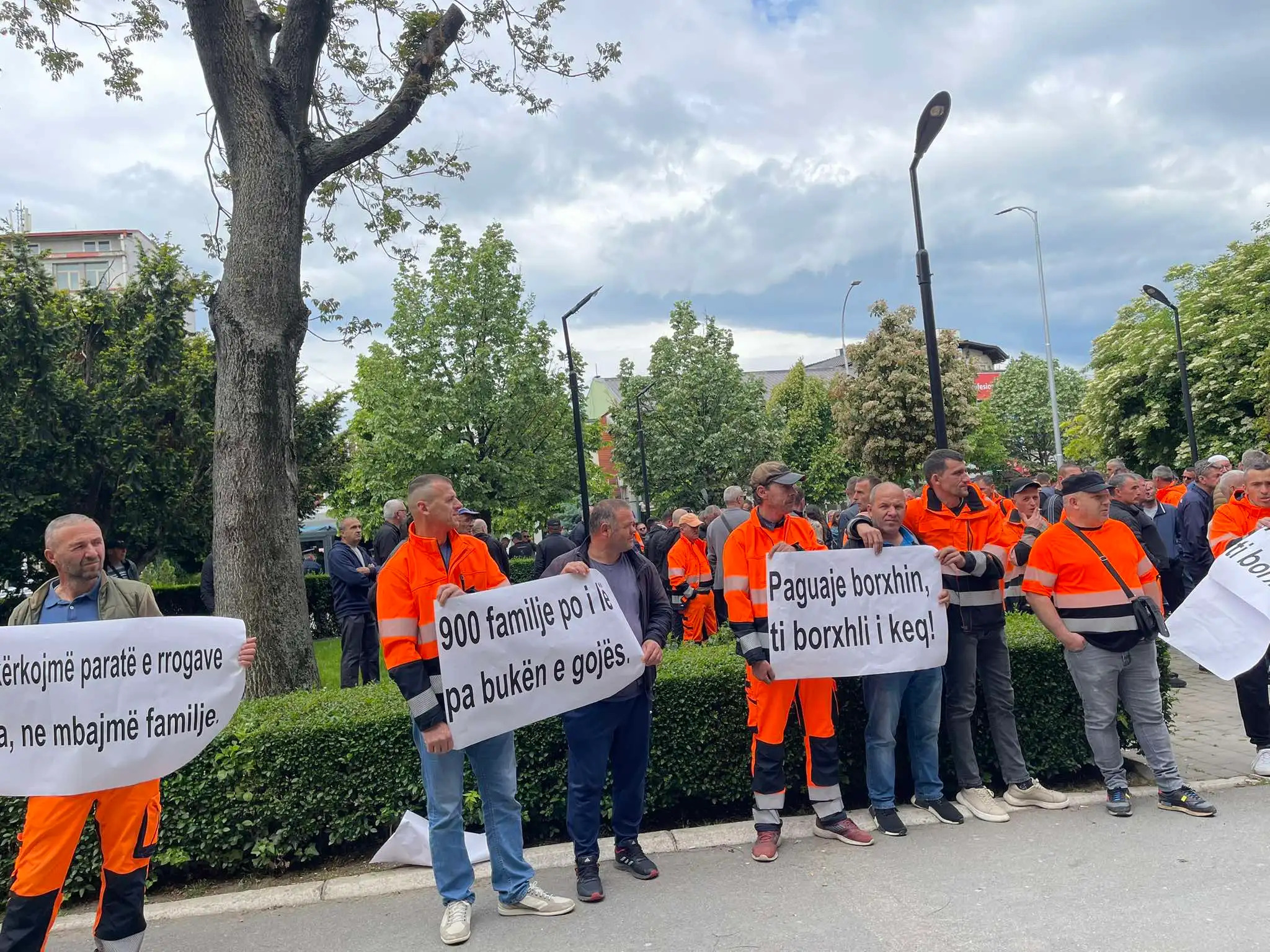 Punëtorët e Kompanisë ‘’Pastrimi’’ protesojnë sërish para Komunës së Prishtinës
