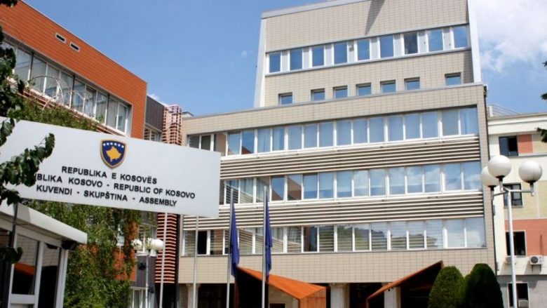 “Karriget tuaja nuk vlejnë më shumë se jeta dhe mirëqenia e fëmijëve”, KOMF me aktivitet para parlamentit