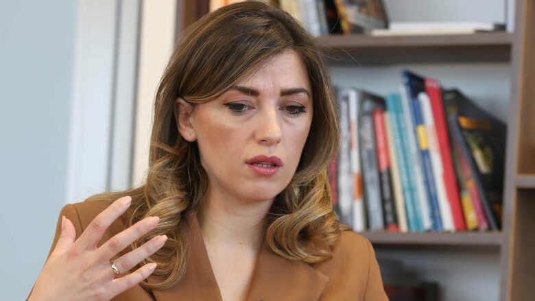 Albulena Haxhiu distancohet nga deklarata e zv.ministrit Vokrri për ndërkombëtarët