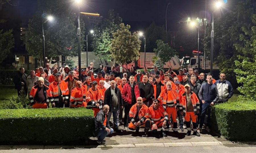 Punëtorët e “Pastrimit” vazhdojnë edhe sot grevën përpara Komunës