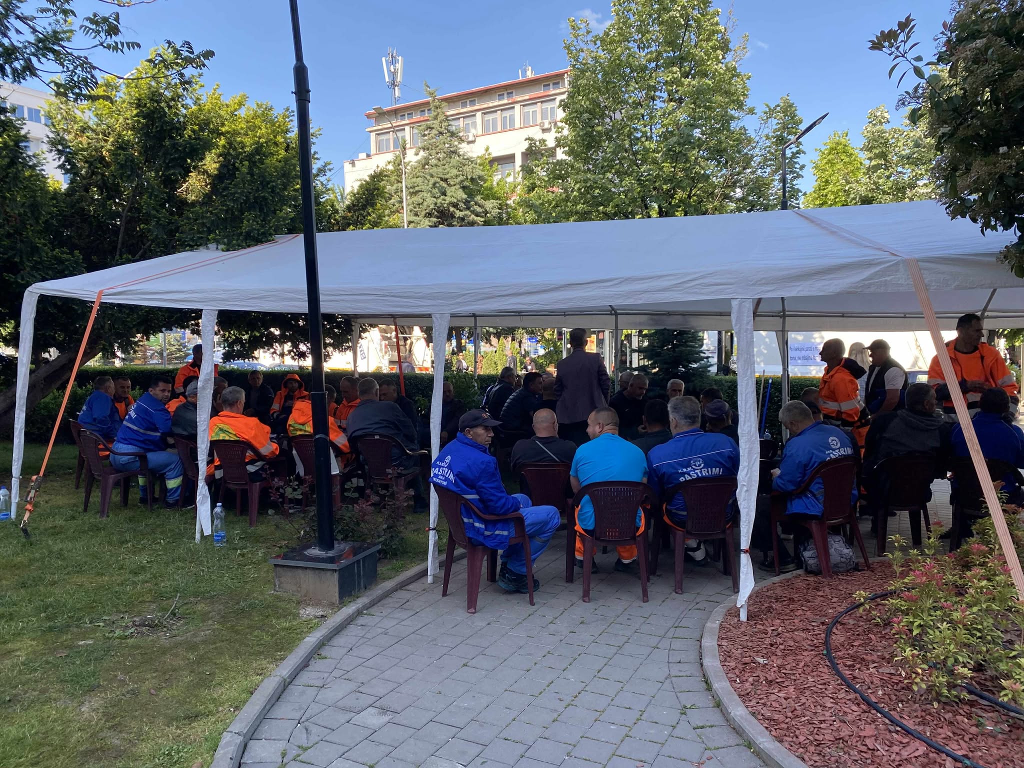 Punëtorët e ‘Pastrimit’ e vazhdojnë grevën, vendosin tendë përballë Komunës