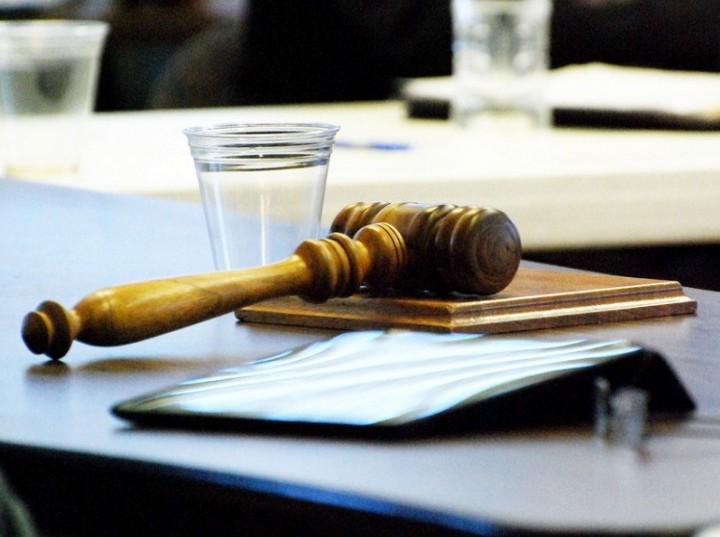 Aktakuzë për fajde, armëmbajtje pa leje e pengim të drejtësisë – 6 persona përballen me drejtësinë në Prizren