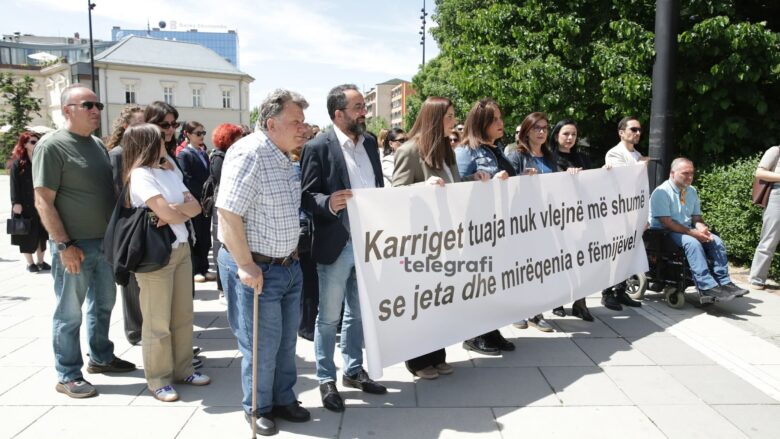 “Karriget tuaja nuk vlejnë më shumë se jeta dhe mirëqenia e fëmijëve”, KOMF prezanton të dhëna shqetësuese, mban aksion para Kuvendit