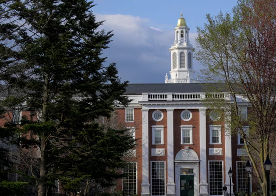Harvardi sfidon administratën Trump me padi: Ndalimi i studentëve të huaj shkel Kushtetutën