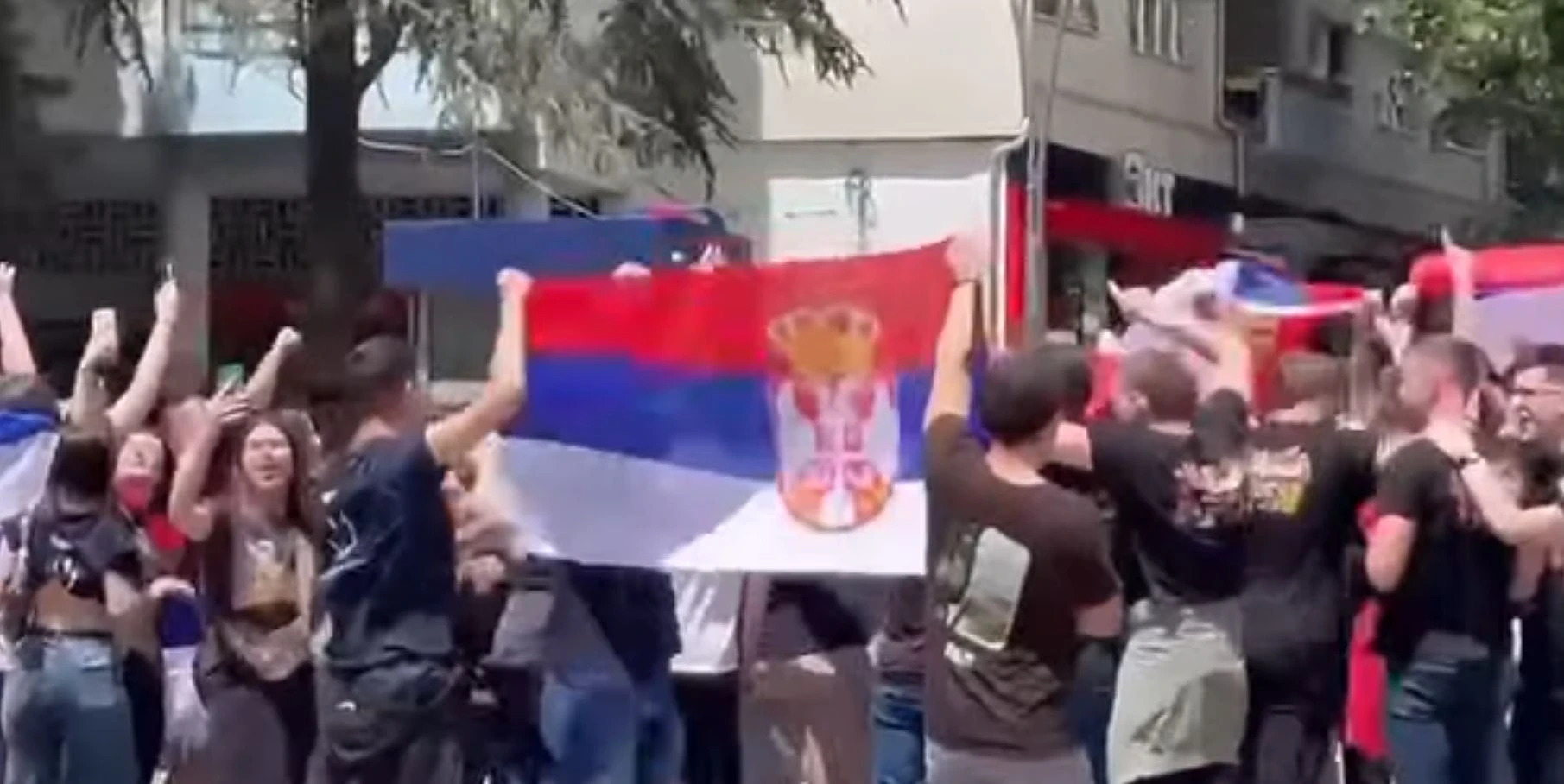 Sveçla publikon videon, në manifestimin e maturantëve në veri pati thirrje anti-Kosovë