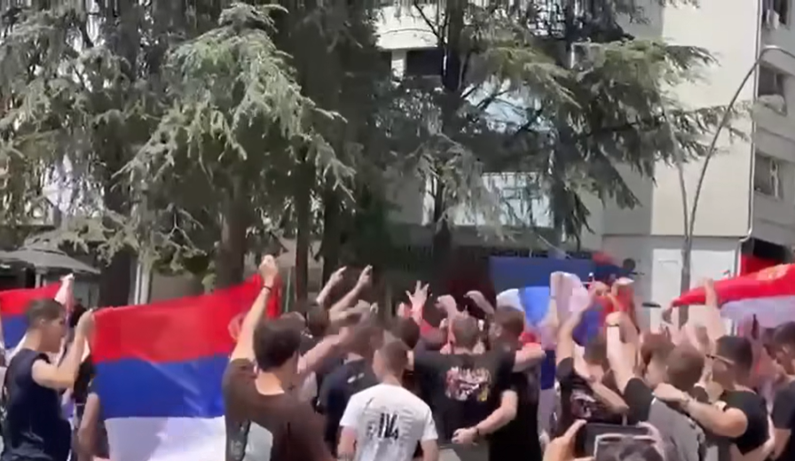 Manifestimi i maturantëve në Mitrovicën e Veriut, Sveçla: Disa pjesëmarrës i provokuan qytetarët me tre gishta dhe thirrje shoveniste