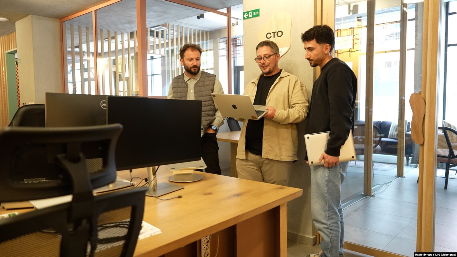 “Zëvendësohemi nëse s’e përdorim” – Si po e ndryshon tregun e punës inteligjenca artificiale?