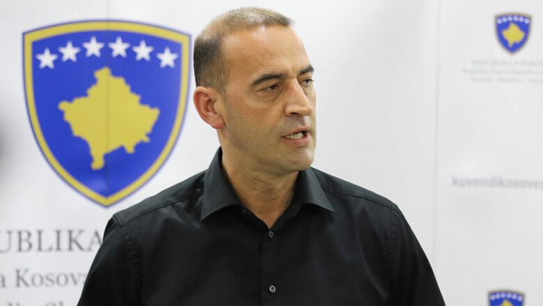 “Albin, mos e lë Albulenën në baltë”, Haradinaj thotë se deputetët janë peng të Kurtit
