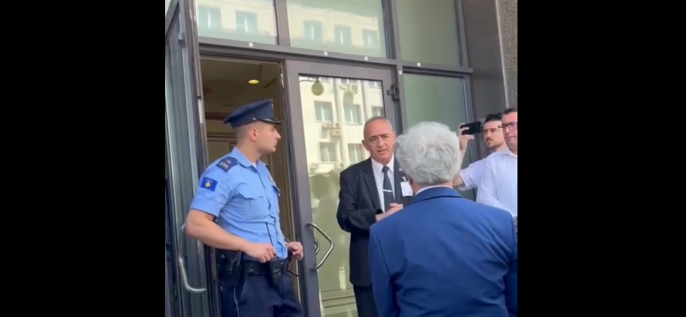 “Derën mos e blloko”, rreshteri thërret përforcime pasi avokati Koci qëndron në hyrje të Kuvendit