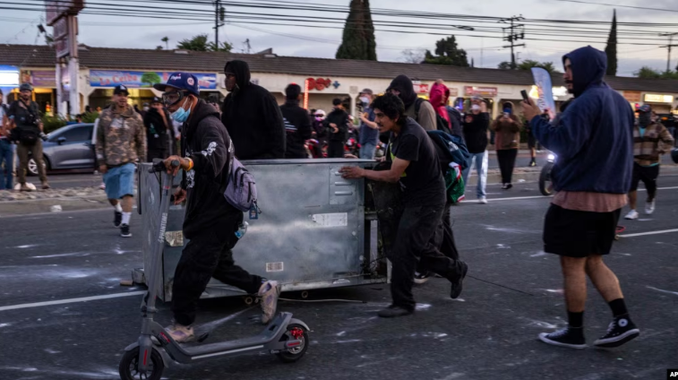 Trump angazhon Gardën Kombëtare në Los Angeles pas protestave kundër agjentëve të imigrimit