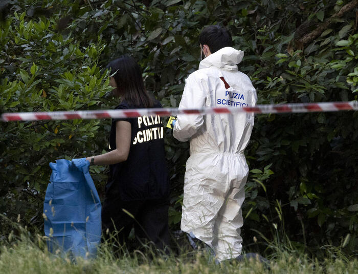 Tragjedi në Romë, gjenden në park trupat e pajetë të një gruaje dhe një foshnjeje