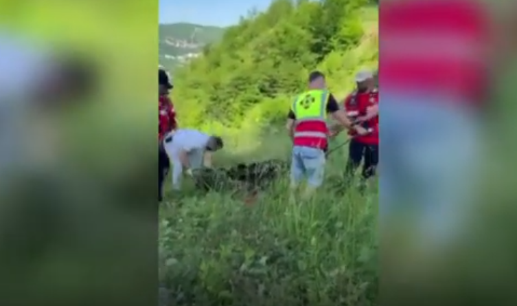 Tërhiqet trupi i pajetë i të riut që vdiq në vetaksidentin në autostradën “Arbën Xhaferi”