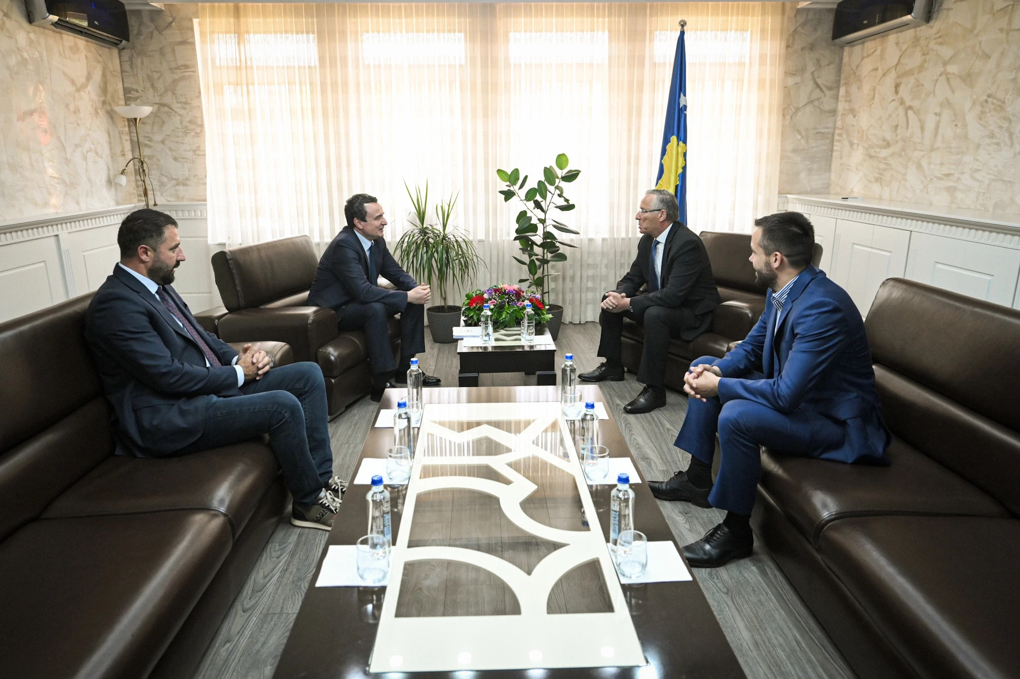 Zyra e Kryeministrit njofton për takimet e Kurtit me Hamzën dhe Atiqin