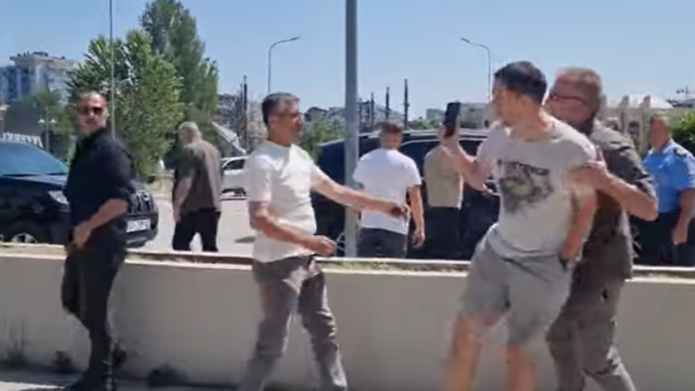 U përplas me mbrojtjen e afërt të Sveçlës në veri, gjobitet aktivisti serb