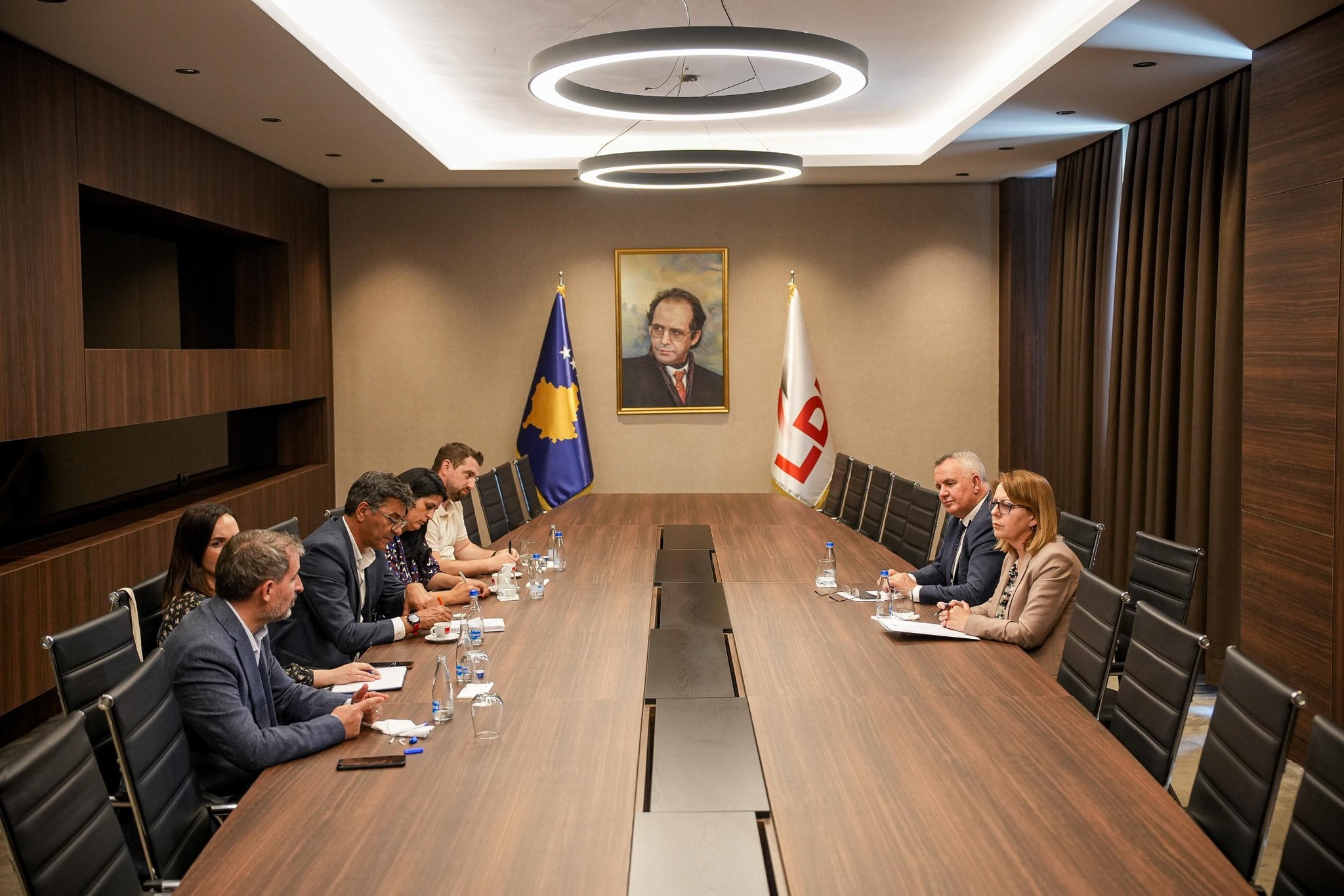 Bajrami takohet me përfaqësues të shoqërisë civile: Propozimi për Qeveri kalimtare është zgjidhje
