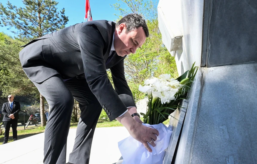 Në mbledhje komemorative për Bujar Bukoshin, homazhe e më pas në varrim – agjenda e Kurtit për Ditën e Çlirimit