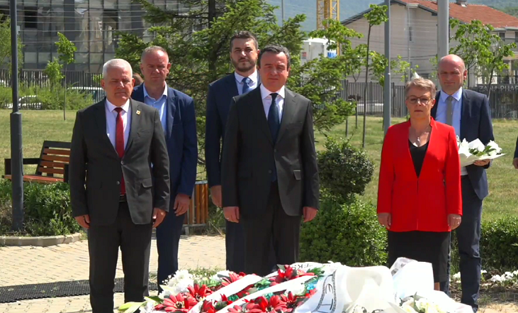 “Kontribuues i madh i unitetit të popullit”,  Kurti bën homazhe te varri i Rugovës – s’pranon pyetje