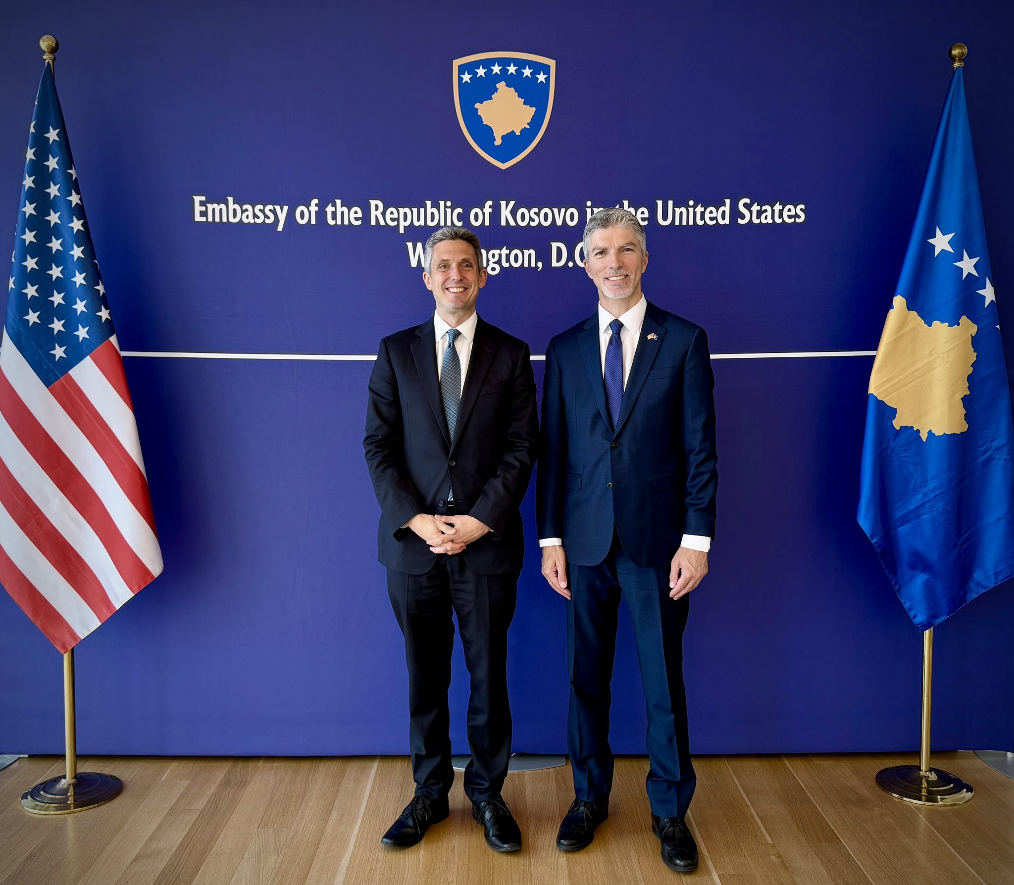 Zyrtari i DASH-it ia çel derën Ambasadorit Dugolli në Washington, flasin për forcim raportesh Kosovë-SHBA