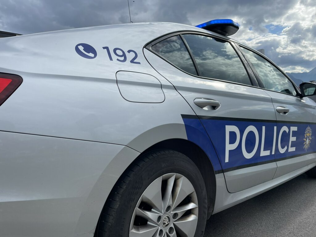 Policia në Vushtrri arreston dy persona për ngacmim – njëri i mitur, tjetrit i caktohet ndalimi 48 orësh