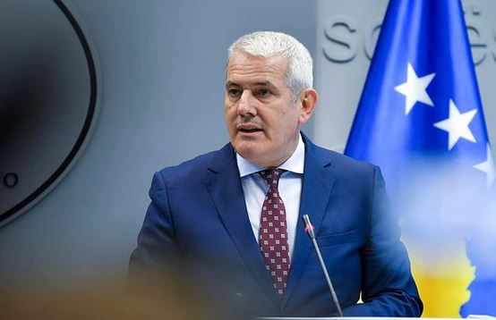 Sveçla thotë se i ka hequr shtetësinë një serbi të Kosovës të punësuar në institucionet e sigurisë së Serbisë