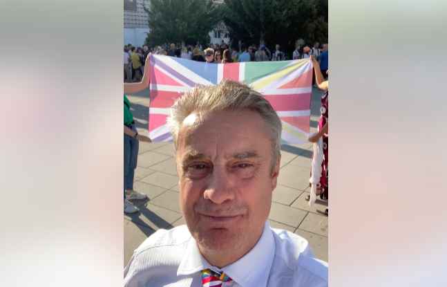 Ambasadori britanik marshon në Paradën e Krenarisë në Prishtinë: Unë qëndroj përkrah komunitetit LGBT+
